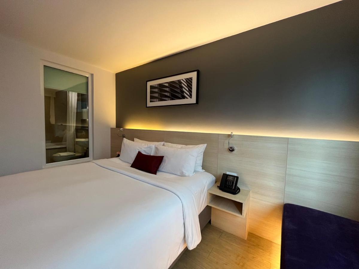 Arize Hotel Sukhumvit Банкок Екстериор снимка