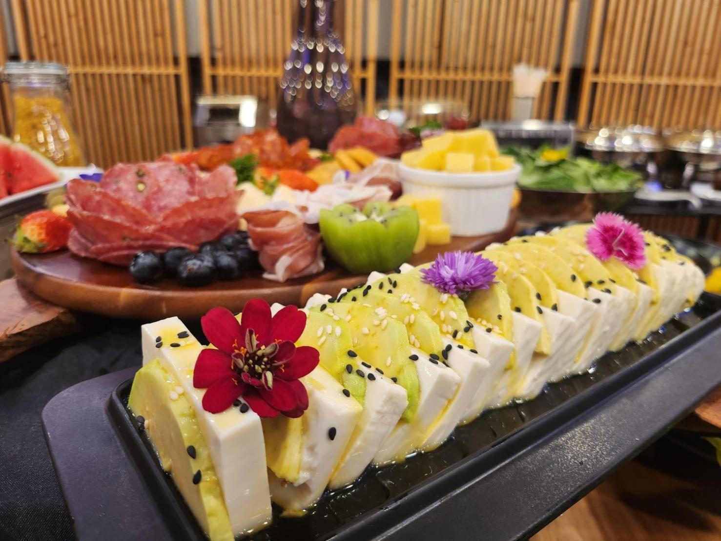 Arize Hotel Sukhumvit Банкок Екстериор снимка